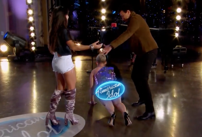 Nhảy quá sung, Katy Perry lỡ lộ hàng trên sóng American Idol